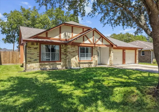 Photo 3 of Single family home for sale at 2790 Pinewood Dr, League City, TX 77573 | MLS# 69992891 | Listing updated on 2026-09-05