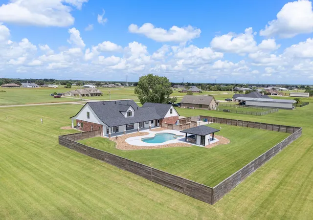 Photo 3 of Single family home for sale at 863 Bunkhouse Trl, Angleton, TX 77515 | MLS# 88256350 | Listing updated on 2026-09-08