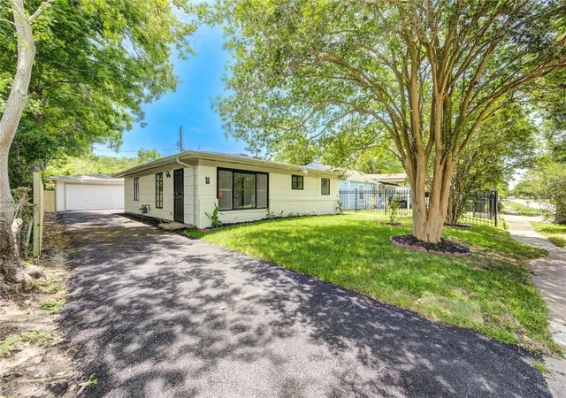 Photo 3 of Single family home for sale at 4914 Pershing St, Houston, TX 77033 | MLS# 89063892 | Listing updated on 2026-08-04