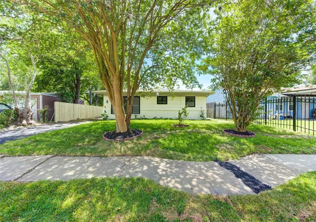 Photo 3 of Single family home for sale at 4914 Pershing St, Houston, TX 77033 | MLS# 89063892 | Listing updated on 2026-08-04