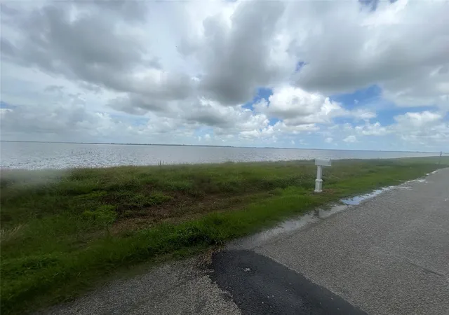 Homes for sale in Palacios, TX | 2203 E Bayshore Dr, Palacios, TX 77465 | MLS# 79161059