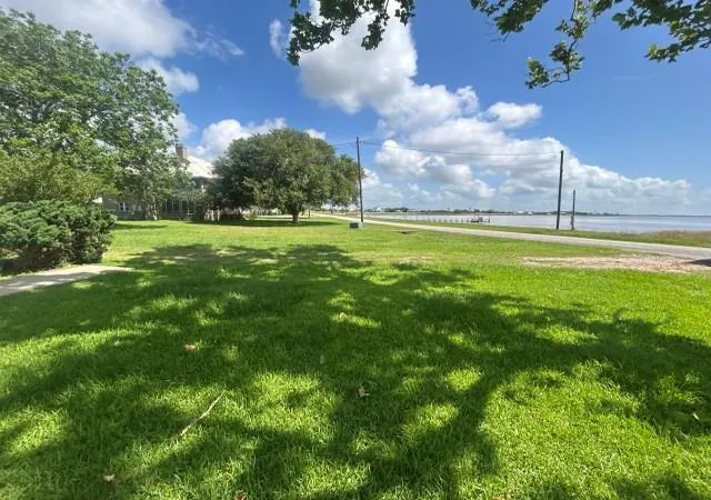 5th image of 2203 E Bayshore Dr, Palacios, TX 77465 | MLS# 79161059