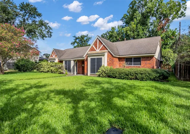 2nd image of 5006 Yarwell Dr, Houston, TX 77096 | MLS# 38399386