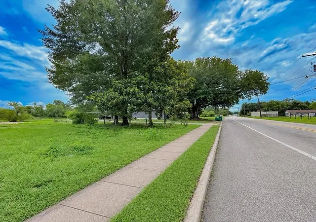 3rd image of 1227 Dupont Dr, Orange, TX 77630 | MLS# 74472306