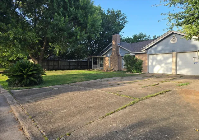 Photo 2 of Single family home for sale at 5205 Winding Brook Dr, Dickinson, TX 77539 | MLS# 54069029 | Listing updated on 2026-09-04