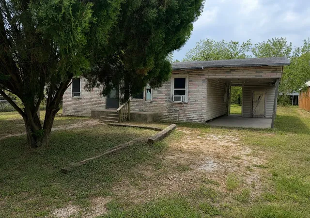 Photo 1 of Sale Pending at 221 Charlotte Dr, Port Lavaca, TX 77979 | MLS# 19895078 | Listing updated on 2026-09-01