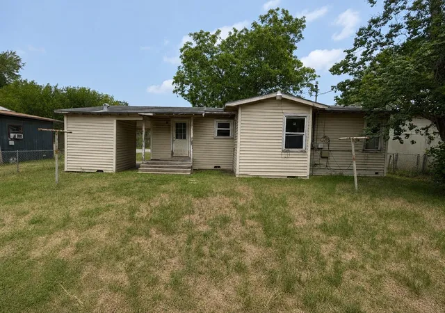 Photo 2 of Sale Pending at 221 Charlotte Dr, Port Lavaca, TX 77979 | MLS# 19895078 | Listing updated on 2026-09-01