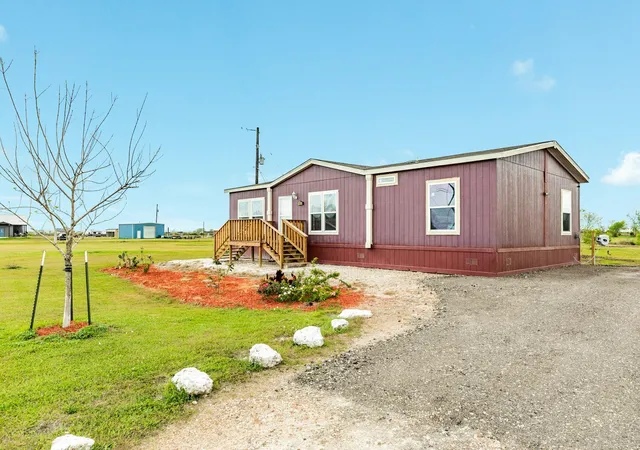 Photo 3 of Sale Pending at 1886 County Rd 212, Angleton, TX 77515 | MLS# 35781485 | Listing updated on 2026-08-08
