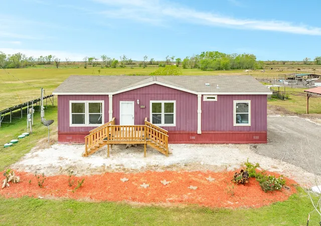 Photo 4 of Sale Pending at 1886 County Rd 212, Angleton, TX 77515 | MLS# 35781485 | Listing updated on 2026-08-08
