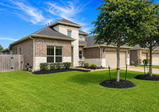 Photo 2 of Single family home for sale at 320 Woodway Dr, League City, TX 77573 | MLS# 46949214 | Listing updated on 2026-07-16