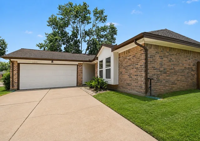 Photo 3 of Single family home for sale at 1915 Fernspray Ln, Houston, TX 77084 | MLS# 3057511 | Listing updated on 2026-07-22