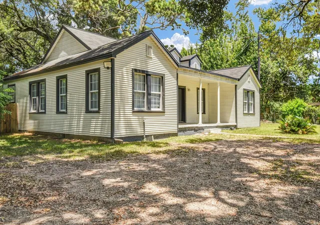 2nd image of 2642 Cedar Dr, La Marque, TX 77568 | MLS# 44196253