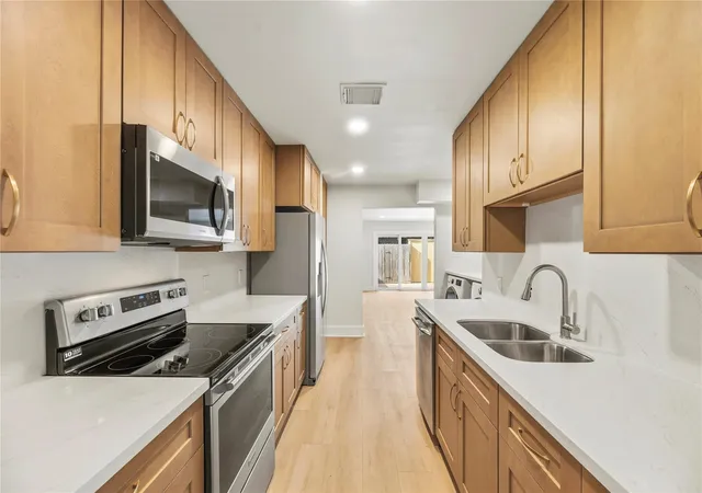 4th image of 13194 Trail Hollow Dr #3194, Houston, TX 77079 | MLS# 92393296