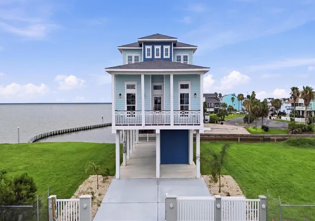 Photo 2 of Sale Pending at 107 Gulf Dr, Galveston, TX 77554 | MLS# 14034091 | Listing updated on 2026-09-19