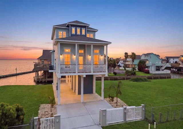 Photo 3 of Sale Pending at 107 Gulf Dr, Galveston, TX 77554 | MLS# 14034091 | Listing updated on 2026-09-19