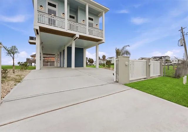 Photo 3 of Sale Pending at 107 Gulf Dr, Galveston, TX 77554 | MLS# 14034091 | Listing updated on 2026-09-19