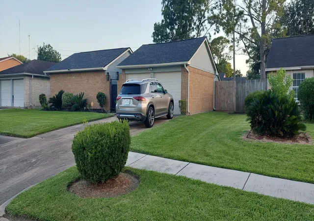 Photo 3 of Single family home for sale at 1618 Thornbrook Dr, Missouri City, TX 77489 | MLS# 89962923 | Listing updated on 2026-08-05