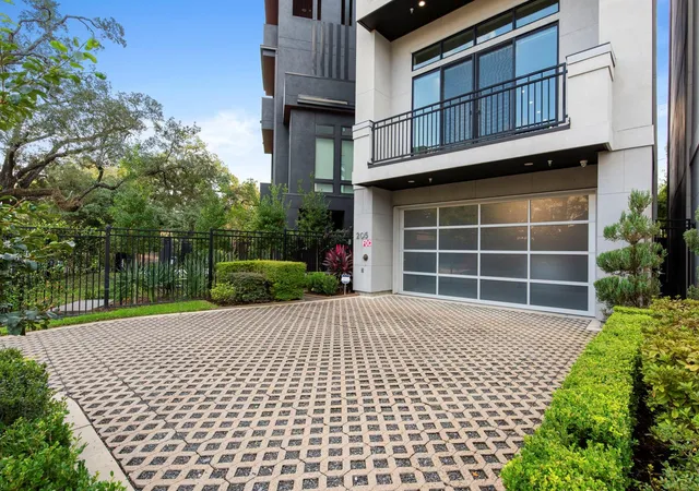 Photo 2 of Single family home for sale at 205 Portland St, Houston, TX 77006 | MLS# 4295818 | Listing updated on 2026-10-05