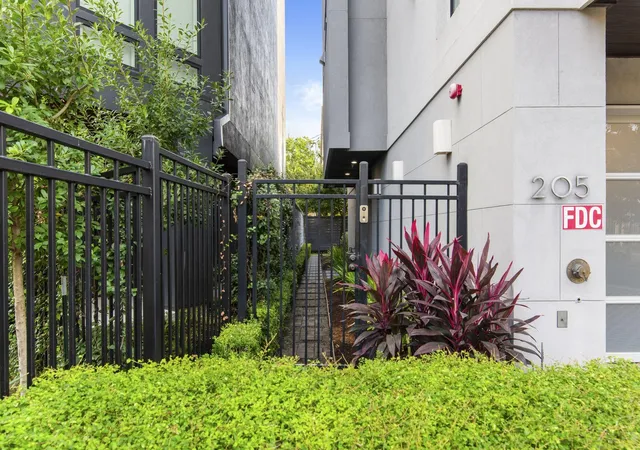 Photo 3 of Single family home for sale at 205 Portland St, Houston, TX 77006 | MLS# 4295818 | Listing updated on 2026-10-05
