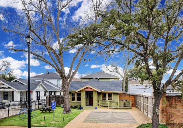 Photo 2 of Single family home for sale at 638 Heights Blvd, Houston, TX 77007 | MLS# 66129150 | Listing updated on 2026-09-17
