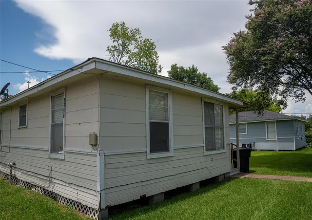 Photo 3 of Single family home for sale at 3923 Caplin St, Houston, TX 77026 | MLS# 56903915 | Listing updated on 2026-09-14