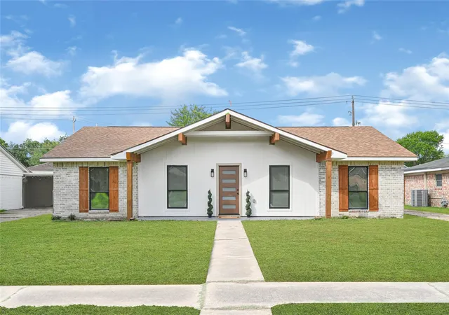 Single family home for sale at 11102 Sagecanyon Dr, Houston, TX 77089 | MLS# 14745969
