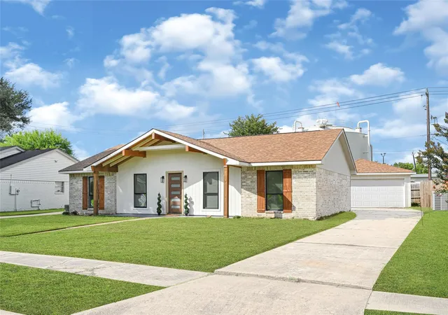 Photo 2 of Single family home for sale at 11102 Sagecanyon Dr, Houston, TX 77089 | MLS# 14745969 | Listing updated on 2026-09-20