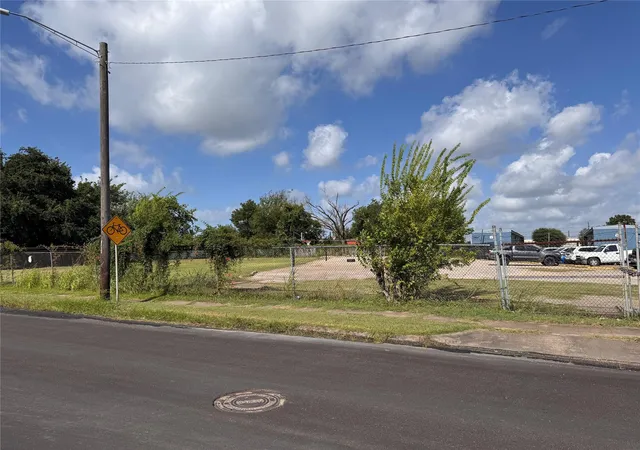 Photo 3 of Land for sale at 7151 Lawndale St, Houston, TX 77023 | MLS# 25139924 | Listing updated on 2026-08-03