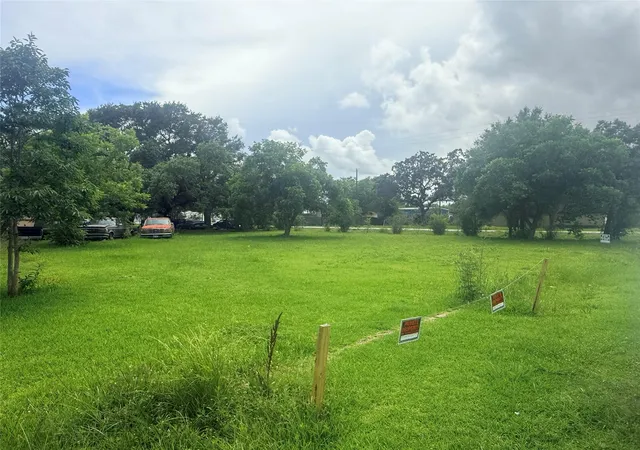 Homes for sale in Dickinson, TX | 3307 Texas Ave, Dickinson, TX 77539 | MLS# 32969693