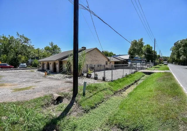 Photo 2 of Single family home for sale at 5627 Spindle Dr, Houston, TX 77086 | MLS# 35435782 | Listing updated on 2026-08-25
