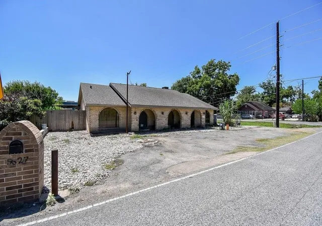 Photo 3 of Single family home for sale at 5627 Spindle Dr, Houston, TX 77086 | MLS# 35435782 | Listing updated on 2026-08-25