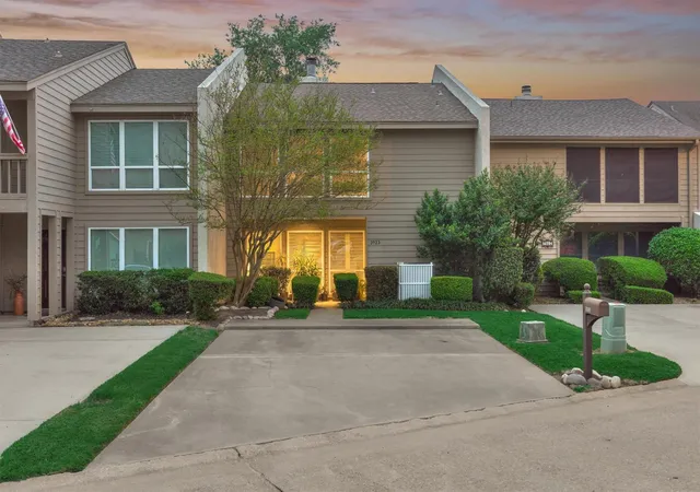 Photo 2 of Townhouse for sale at 3923 Lakewood Dr, Montgomery, TX 77356 | MLS# 81128344 | Listing updated on 2026-06-13