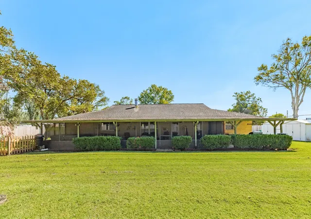 Photo 2 of Sale Pending at 229 Yaupon Dr, Brazoria, TX 77422 | MLS# 14537966 | Listing updated on 2026-10-05