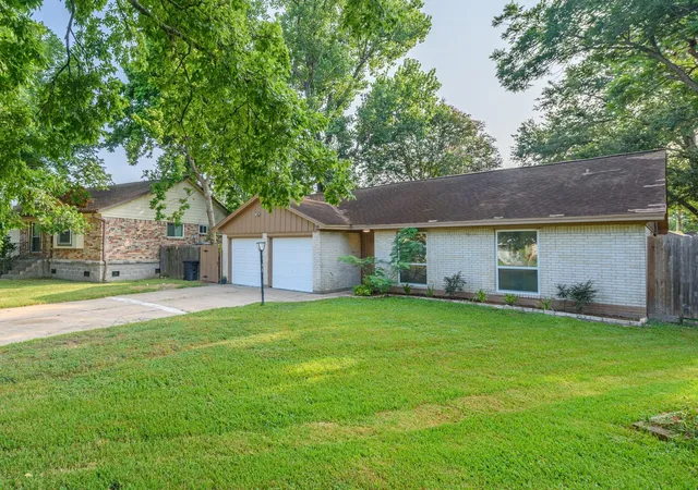 Photo 1 of Single family home for sale at 516 Saint Charles St, League City, TX 77573 | MLS# 4619925 | Listing updated on 2026-09-19