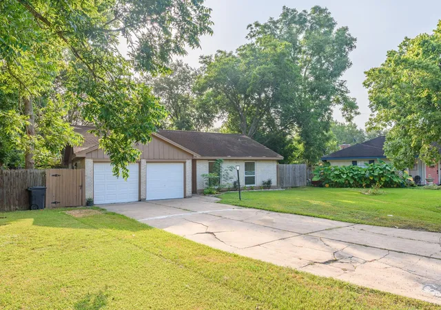 Photo 3 of Single family home for sale at 516 Saint Charles St, League City, TX 77573 | MLS# 4619925 | Listing updated on 2026-09-19