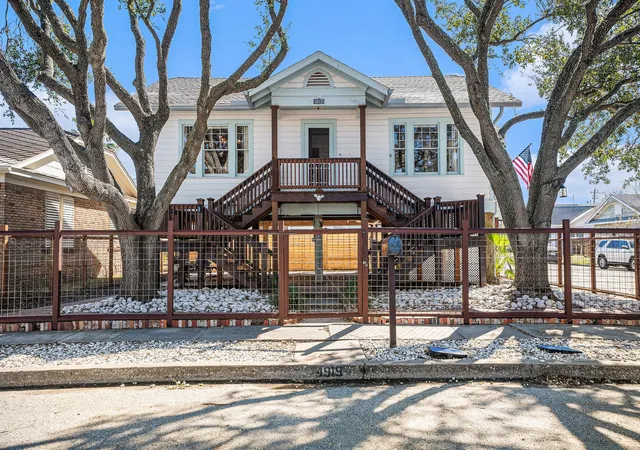 Photo 4 of Single family home for sale at 4919 Austin Dr, Galveston, TX 77551 | MLS# 49784780 | Listing updated on 2026-08-07