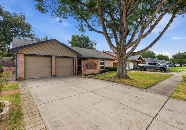 Photo 3 of Sale Pending at 8806 Twisting Vine Ln, Houston, TX 77040 | MLS# 16850882 | Listing updated on 2026-08-30