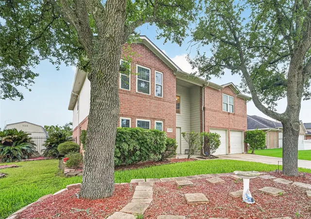 2nd image of 10634 Redwood Dr, Baytown, TX 77523 | MLS# 34399637