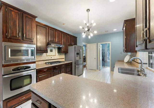 5th image of 81 S Hidden View Cir, Spring, TX 77381 | MLS# 11911335