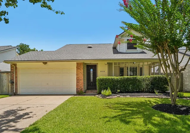 2nd image of 2015 Creek Valley Ln, Sugar Land, TX 77478 | MLS# 41915395