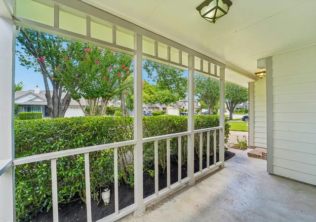 3rd image of 2015 Creek Valley Ln, Sugar Land, TX 77478 | MLS# 41915395
