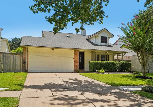 4th image of 2015 Creek Valley Ln, Sugar Land, TX 77478 | MLS# 41915395