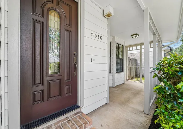 5th image of 2015 Creek Valley Ln, Sugar Land, TX 77478 | MLS# 41915395
