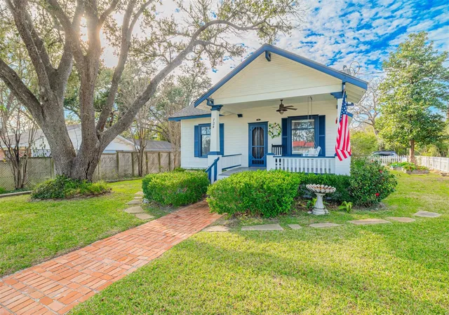 Single family home for sale at 724 S Tesch St, Bellville, TX 77418 | MLS# 4188414