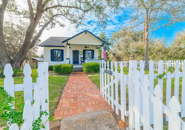 Photo 2 of Single family home for sale at 724 S Tesch St, Bellville, TX 77418 | MLS# 4188414 | Listing updated on 2026-09-02