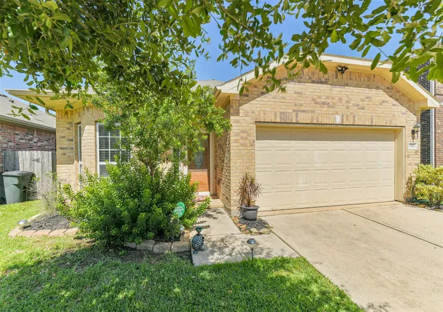 Photo 3 of Single family home for sale at 7527 Windsor Valley Ln, Houston, TX 77049 | MLS# 90597163 | Listing updated on 2026-09-01