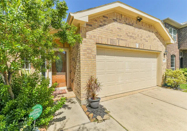 Photo 3 of Single family home for sale at 7527 Windsor Valley Ln, Houston, TX 77049 | MLS# 90597163 | Listing updated on 2026-09-01