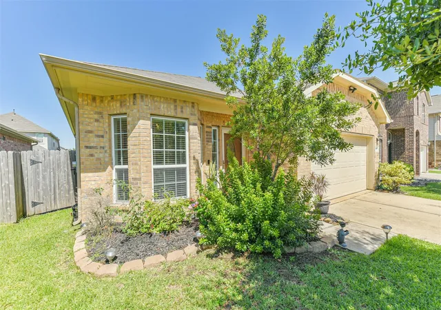 Photo 4 of Single family home for sale at 7527 Windsor Valley Ln, Houston, TX 77049 | MLS# 90597163 | Listing updated on 2026-09-01