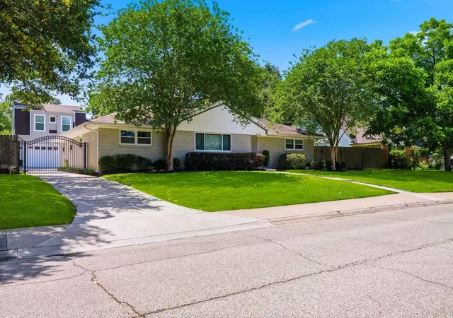 3rd image of 10211 Cliffwood Dr, Houston, TX 77035 | MLS# 73387953