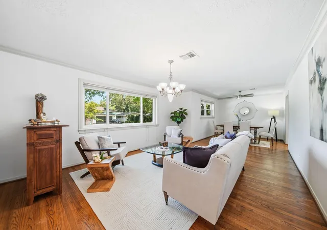 5th image of 10211 Cliffwood Dr, Houston, TX 77035 | MLS# 73387953